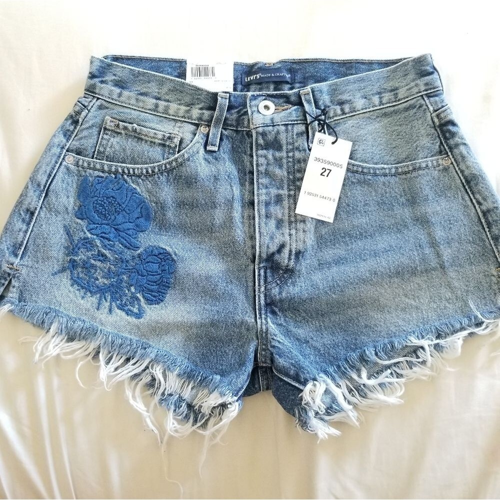 🍒NWT🍒 LEVI'S EMBROIDERED HIGH RISE SHORTS - Picture 6 of 11